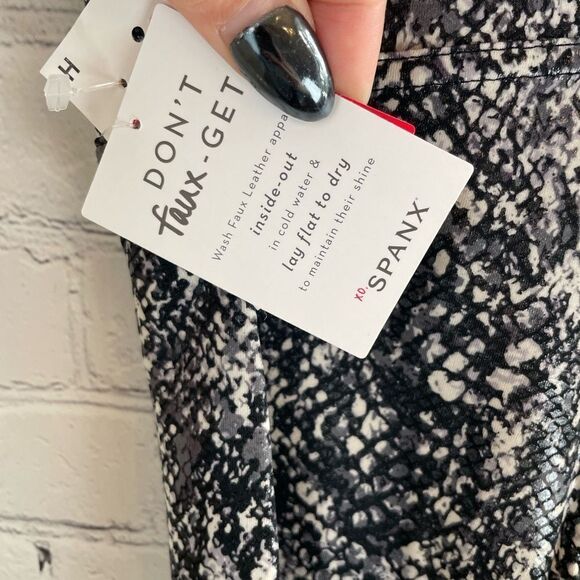 Spanx Faux Leather Snake Shine Leggings Size Medium NWT - Picture 9 of 13